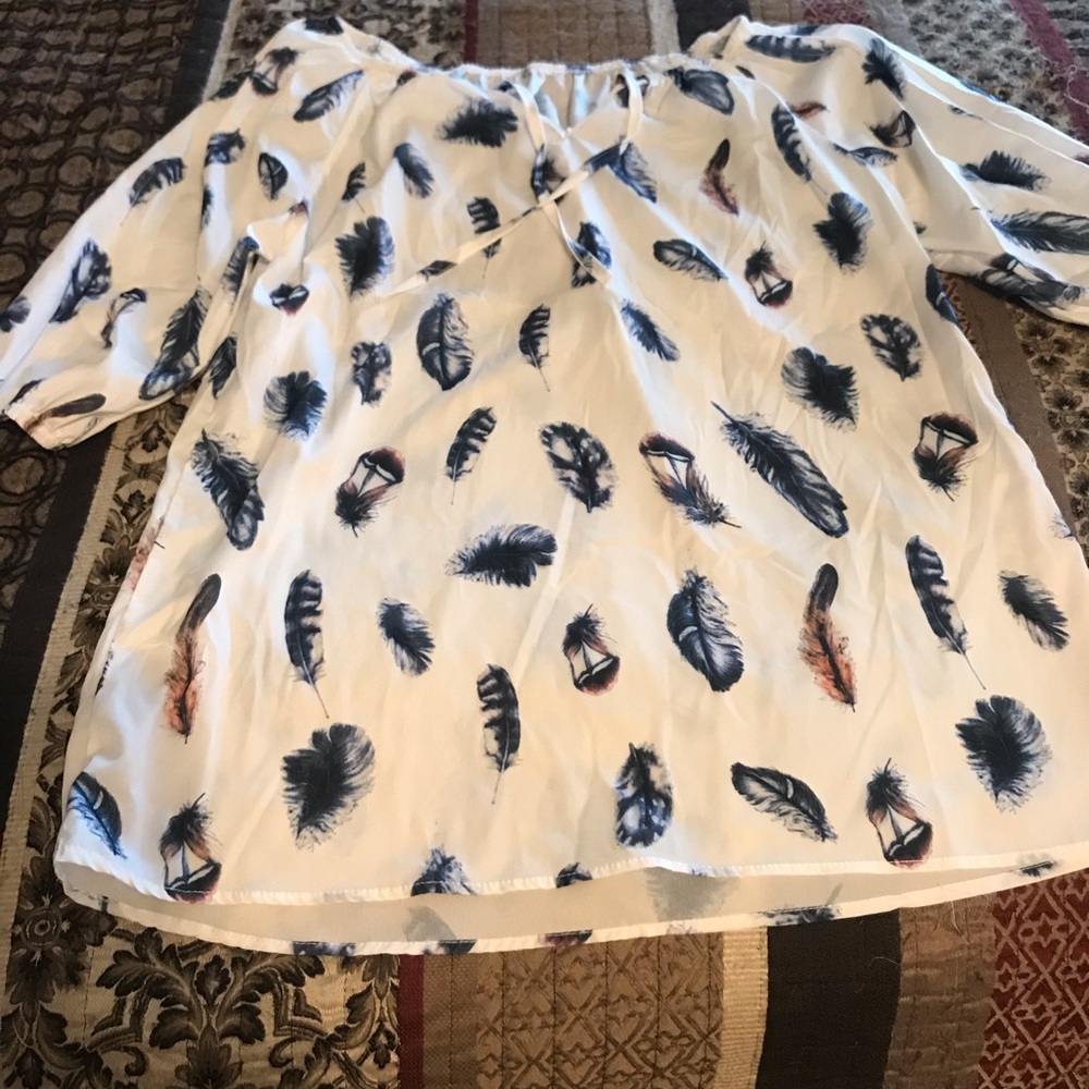 Lightweight tie shirt with feathers.